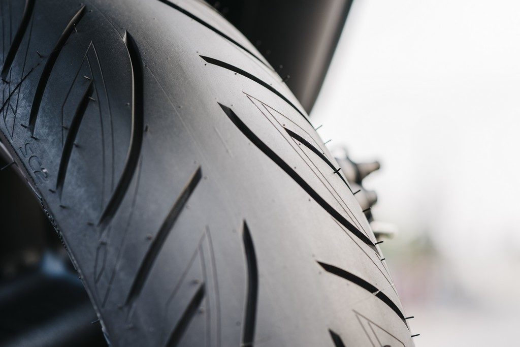 stile-sportivo-o-uso-quotidiano-dello-scooter-bridgestone-ha-la-risposta