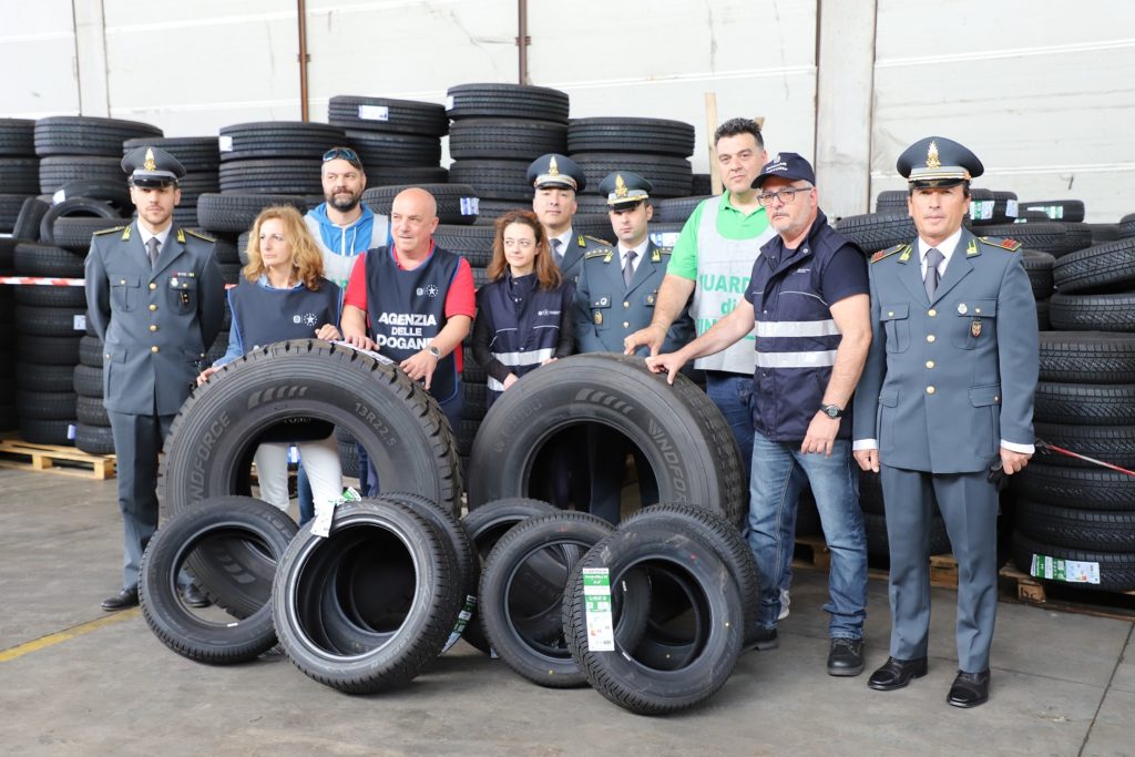 sequestrate-genova-52-tonnellate-di-pneumatici-pericolosi