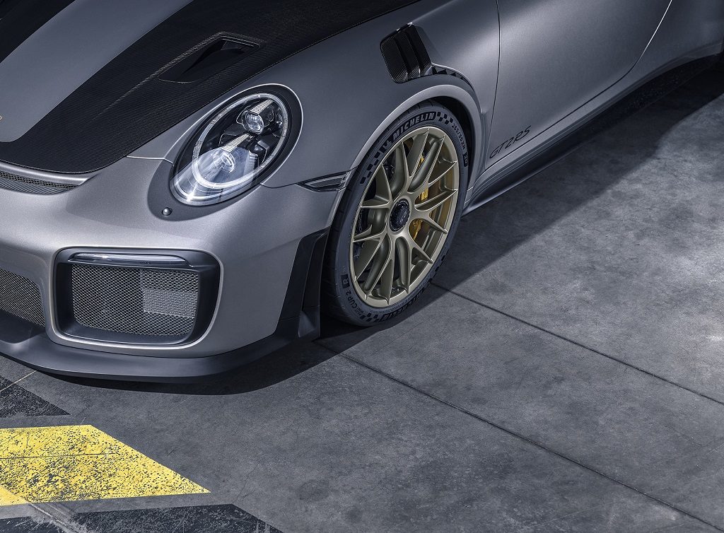 michelin-presenta-pilot-sport-cup-2-r-il-semi-slick-omologato-strada-per-il-miglior-tempo-sul-giro-pista