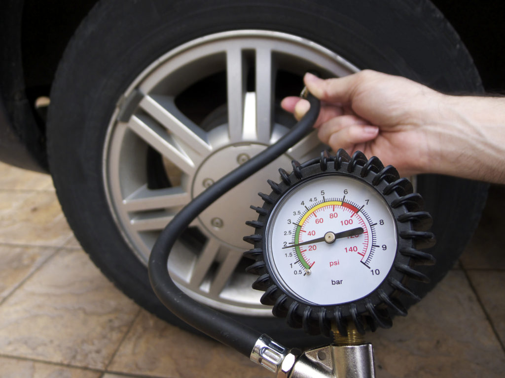 ferie-estive-controllate-la-pressione-delle-gomme-prima-di-mettervi-viaggio