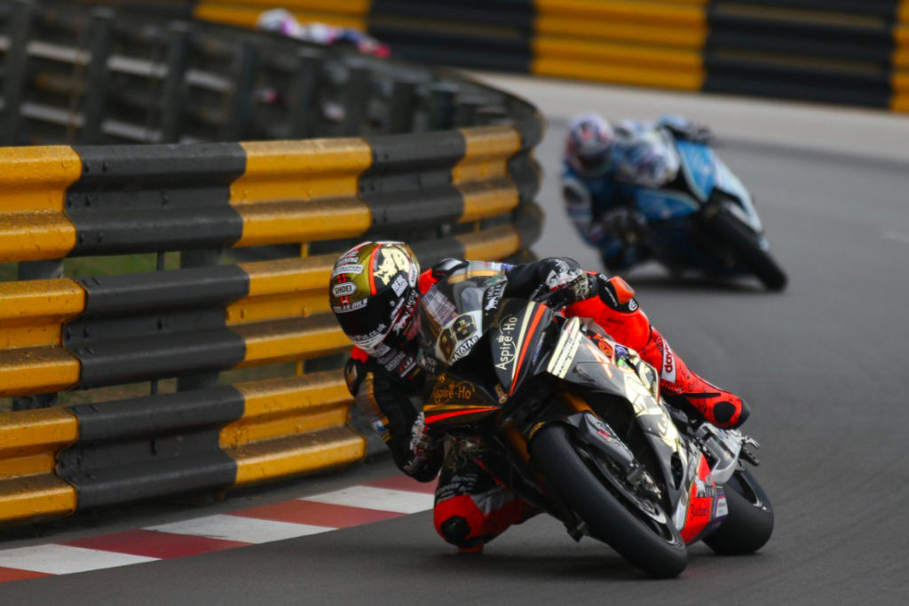 un-weekend-allinsegna-della-passione-per-la-pista-con-dunlop-e-le-grandi-prestazioni-di-migno-e-hickman
