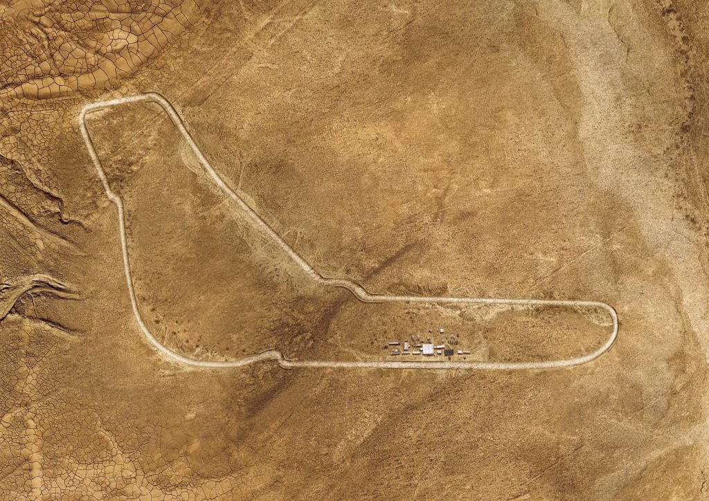 per-il-lancio-della-nuova-bmw-x5-il-tracciato-di-monza-sulla-sabbia-del-sahara