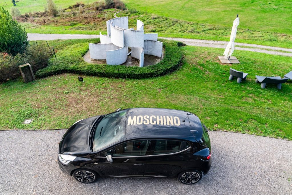 renault-clio-si-veste-moschino-glamour-accessibile-tutti