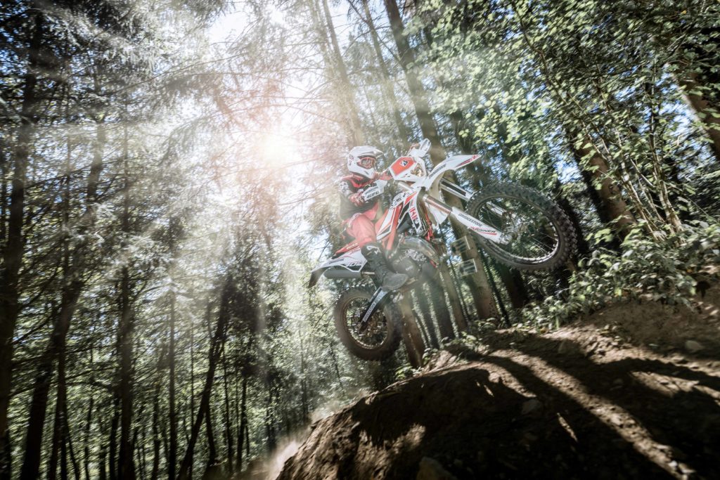 bridgestone-presenta-battlecross-e50-dedicato-alle-competizioni-enduro