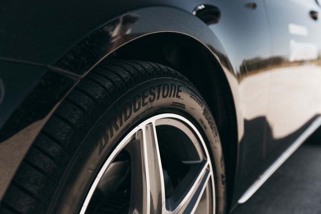 controlli-pneumatici-bridgestone-essenziali-per-auto-a-partire-dai-gomme