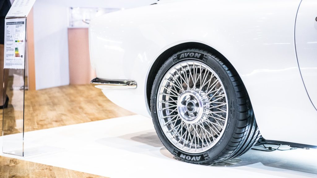 avon-tyres-su-due-iconici-marchi-di-automobili-britannici-al-motor-show-di-ginevra