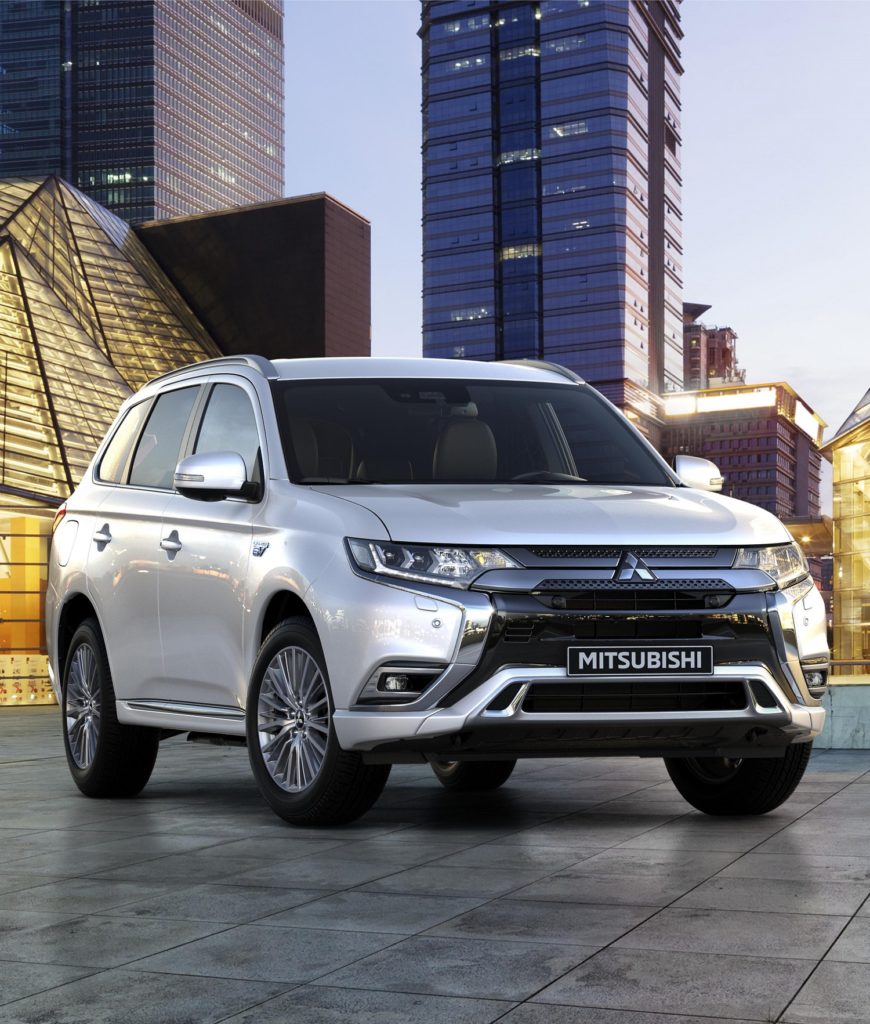 mitsubishi-outlander-phev-raggiunge-il-traguardo-di-200-000-vendite-livello-globale