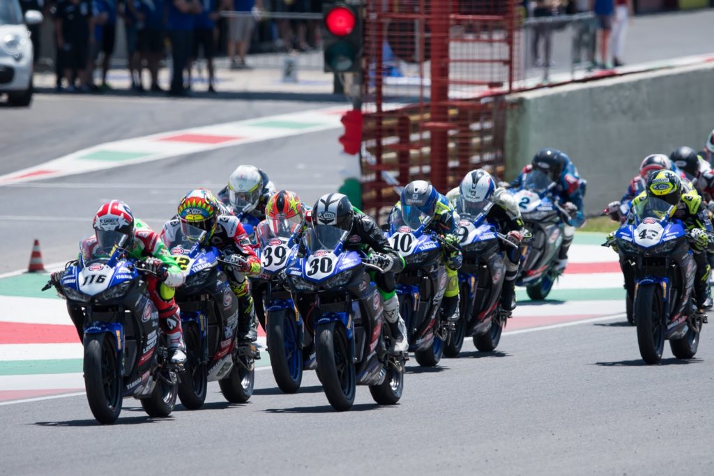 pneumatici-slick-pirelli-diablo-superbike-nelle-misure-per-la-classe-300-allesordio-mondiale-con-la-yamaha-r3-cup