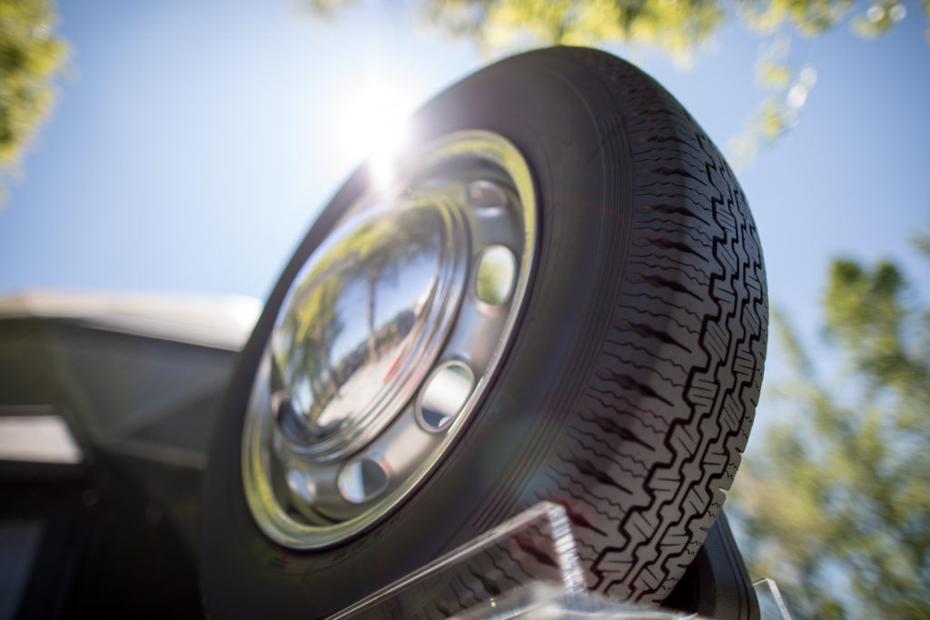 pirelli-villa-deste-con-le-gomme-marcate-su-misura-per-le-auto-depoca
