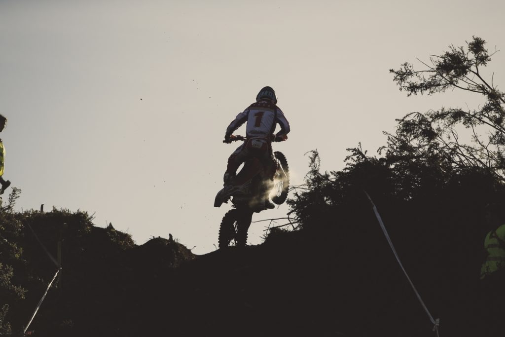 nella-terza-prova-del-campionato-mondiale-fim-enduro-corsa-spagna-holcombe-mccanney-larrieu-e-verona-con-metzeler-si-impongono-nelle-rispettive-classi-e3-e2-e-junior