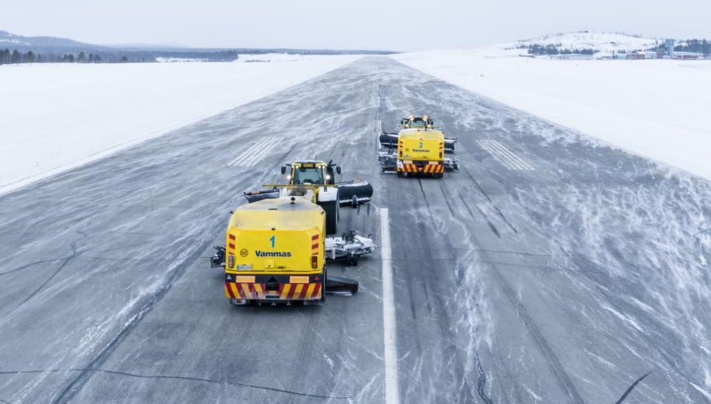 aeroporti-piu-sicuri-e-sostenibili-con-spazzaneve-valtra-e-gomme-nokian-tyres