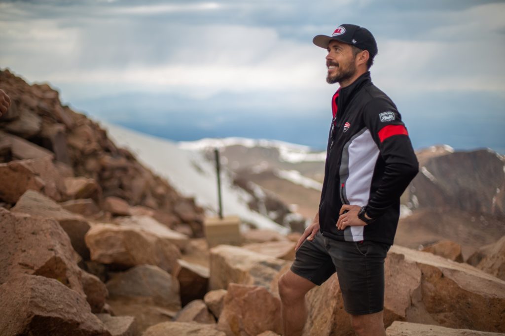 pikes-peak-international-hill-climb-e-ducati-nord-america-hanno-creato-una-pagina-di-raccolta-fondi-su-gofundme-per-supportare-la-mamma-di-carlin-dunne