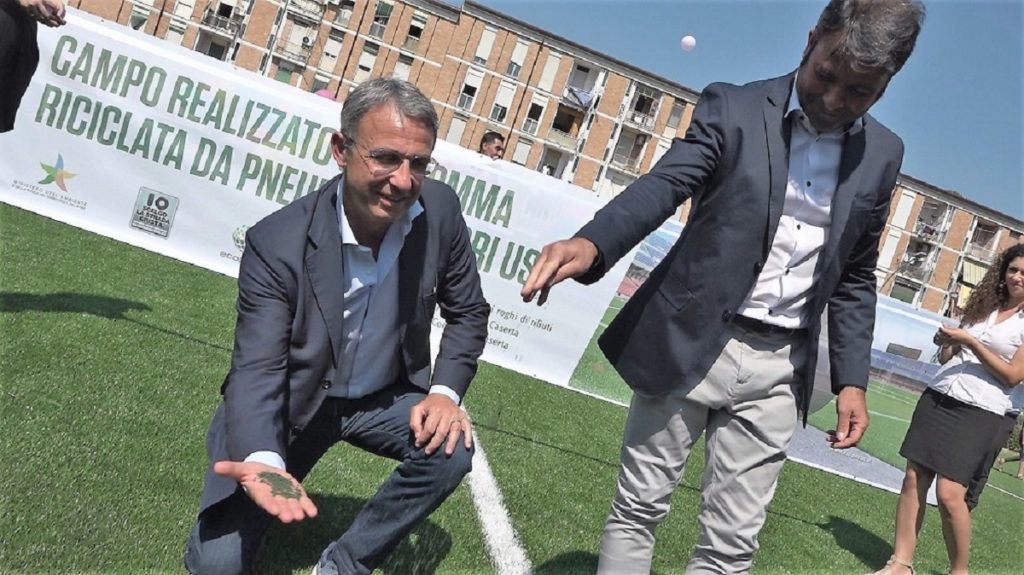 due-campi-da-calcio-con-pneumatici-riciclati-accendono-la-speranza-nella-terra-dei-fuochi