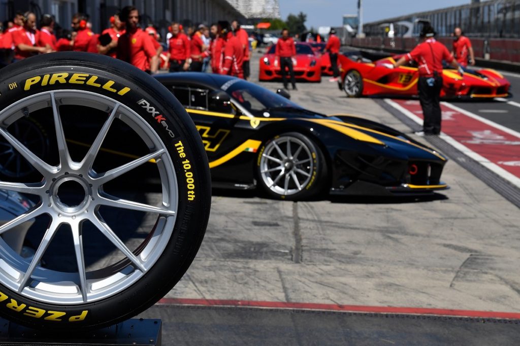 pirelli-porta-pista-il-p-zero-numero-10-000-per-il-programma-xx-di-ferrari
