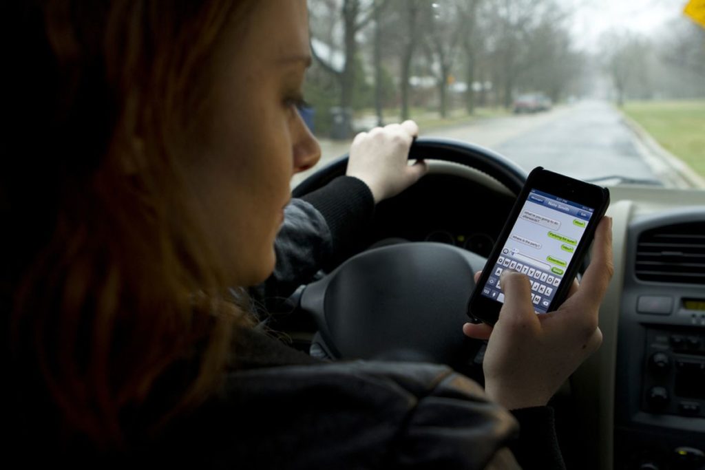 distrazione-alla-guida-italiani-smartphone