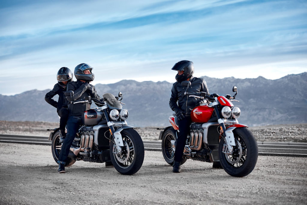 la-nuova-triumph-rocket-3-monta-pneumatici-avon