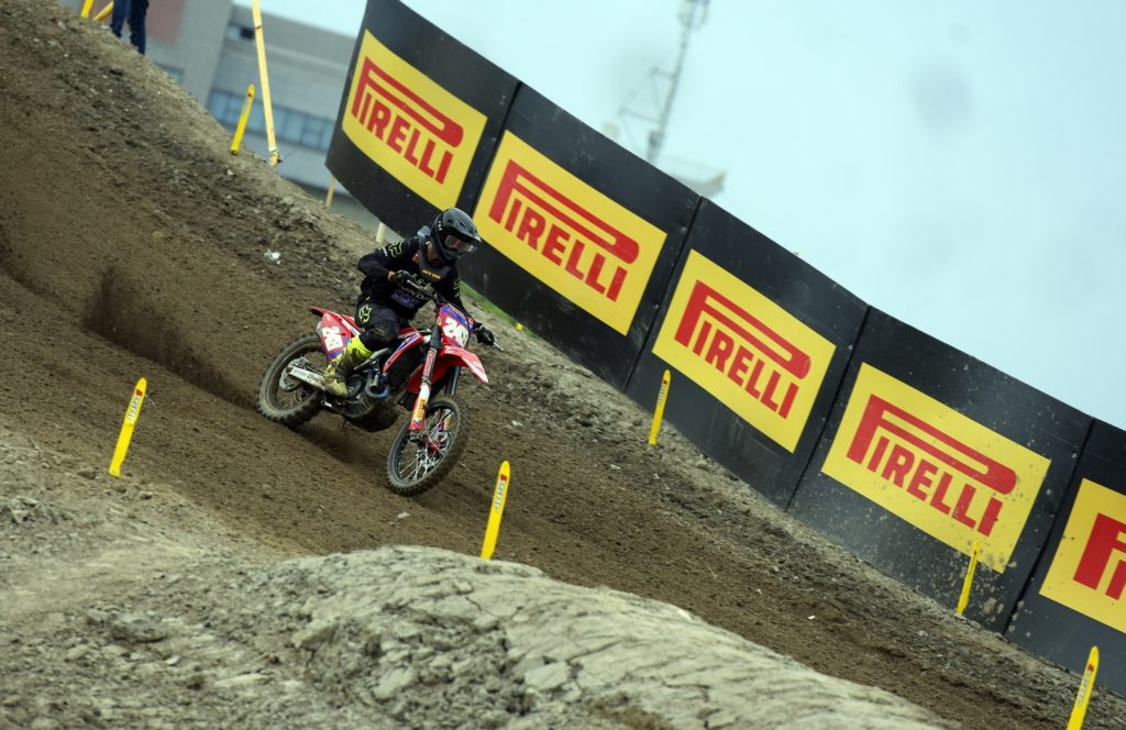 nellultimo-round-del-campionato-mondiale-fim-motocross-pirelli-festeggia-la-conclusione-con-la-conquista-di-entrambi-titoli-iridati