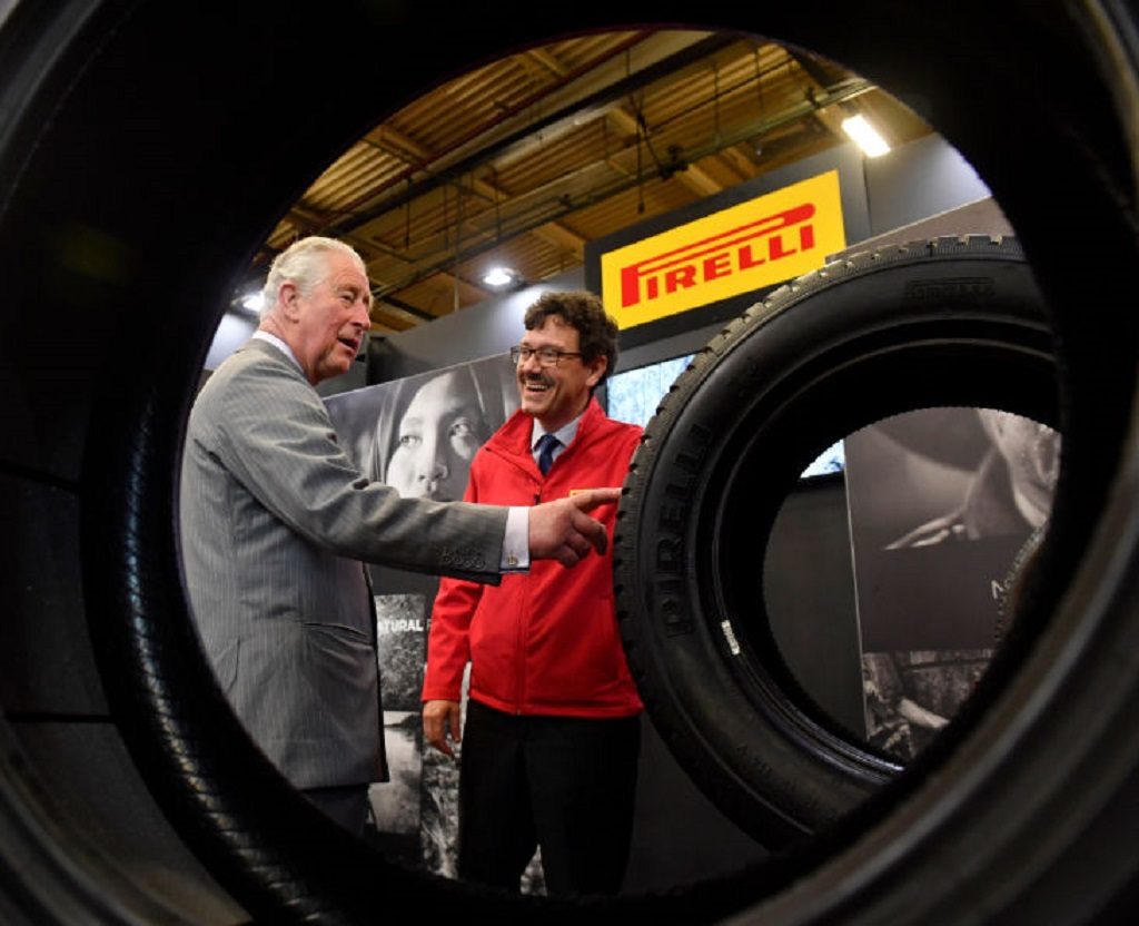 la-foto-dellanno-per-la-stampa-uk-il-principe-carlo-con-le-gomme-pirelli