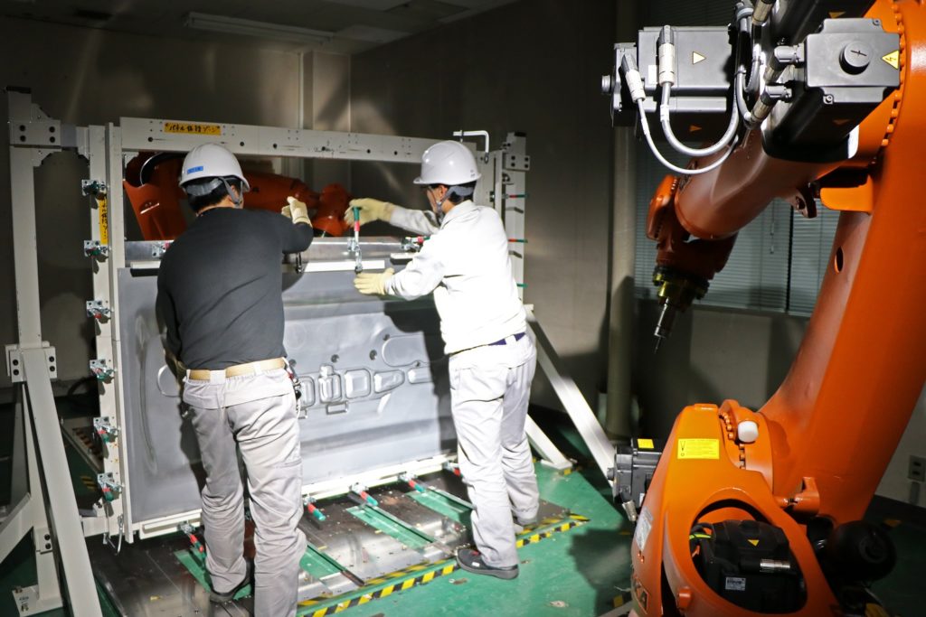 nissan-insegna-robot-costruire-ricambi-auto