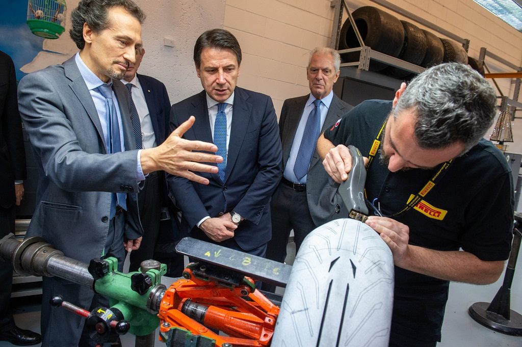 giuseppe-conte-visita-larea-ricerca-di-pirelli