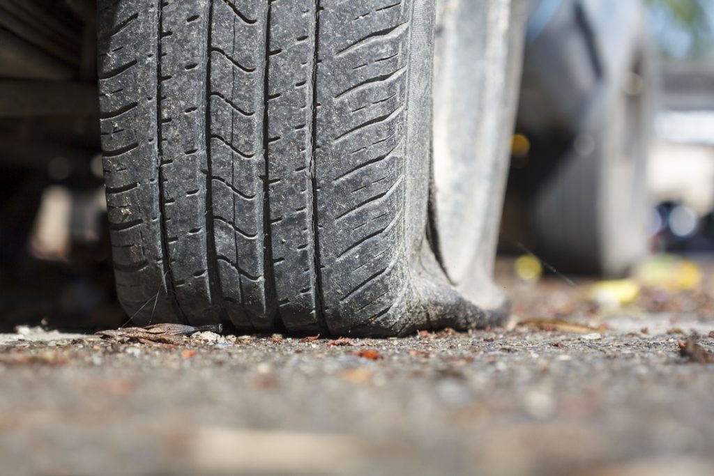 gommista-buca-le-gomme-in-strada-per-procurarsi-lavoro-denunciato