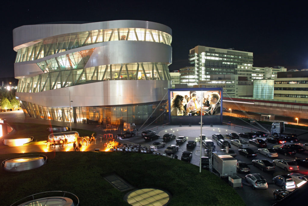 mercedes-benz-museum-stoccarda-drive-in-coronavirus-covid-19-cinema