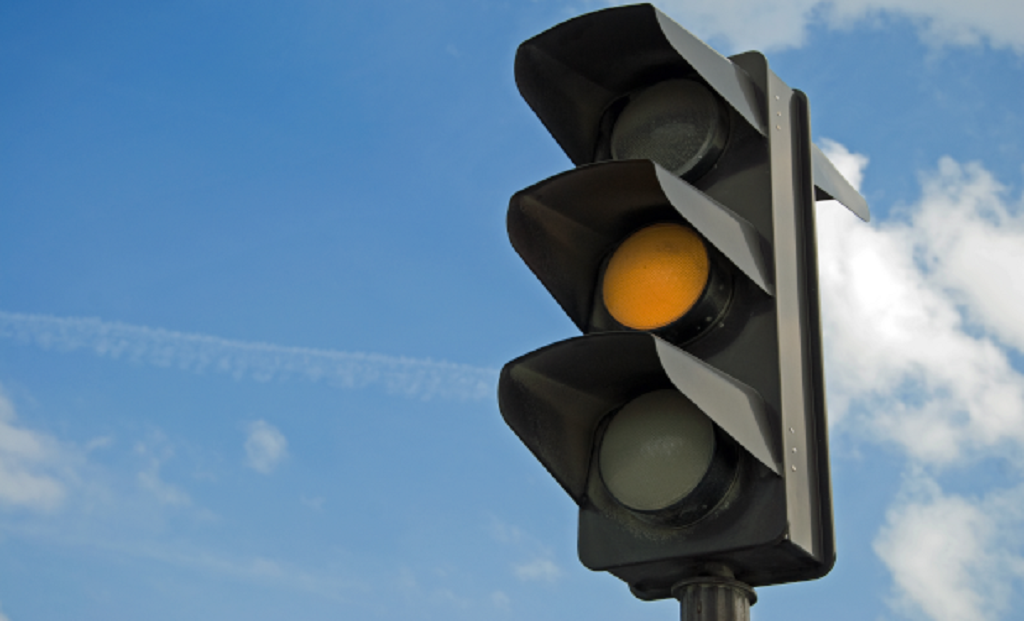 le-modifiche-al-codice-della-strada-tornano-in-commissione-niente-giallo-di-3-secondi-meno-male