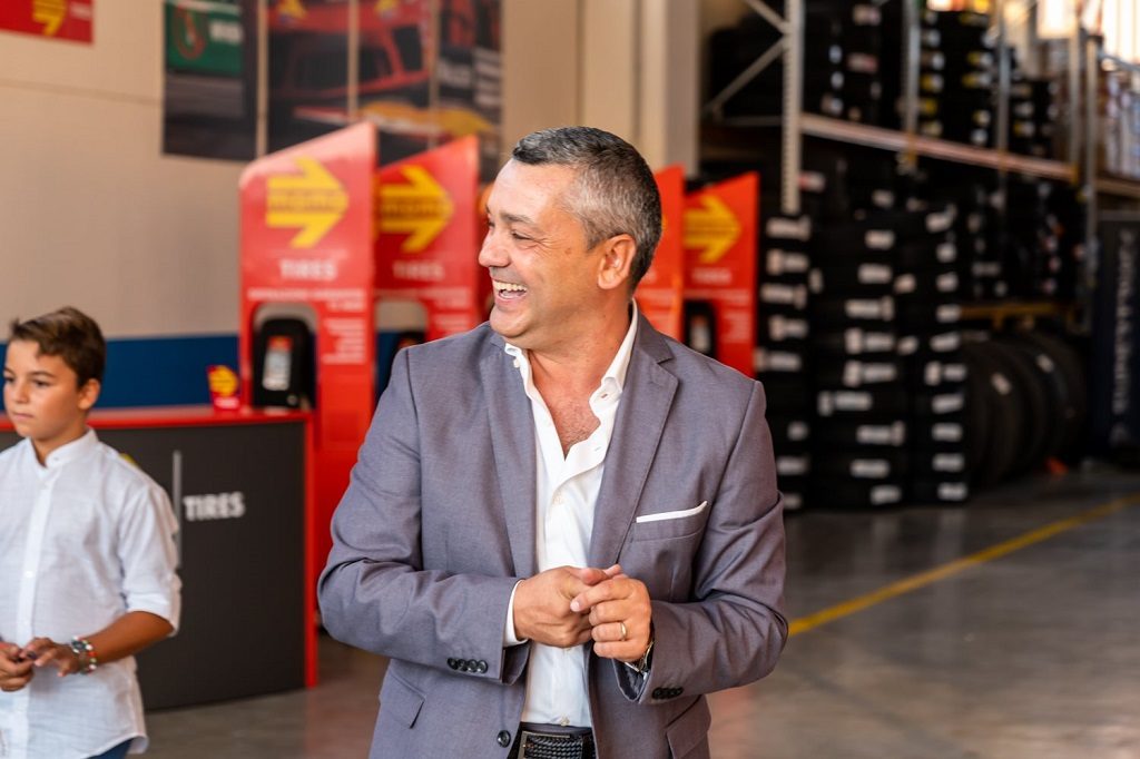 un-gommista-a-manfredonia-li-bergolis-pneumatici-della-rete-momo-team