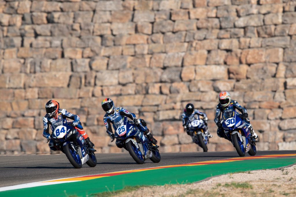 yamaha-r3-blu-cru-european-cup-pirelli-pneumatici-diablo-superbike