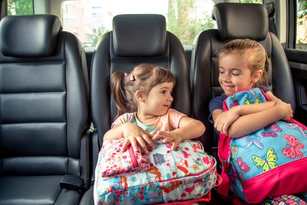 come-intrattenere-i-bambini-durante-i-viaggi-in-auto-i-metodi-piu-efficaci
