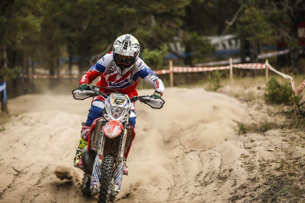 josep-garcia-primeggia-al-gp-di-estonia-nella-enduro-gp-andando-a-vincere-entrambe-le-giornate-di-gara-metzeler-conquista-podi-e-vittorie-nelle-classi-e1-e2-e3-junior-e-youth