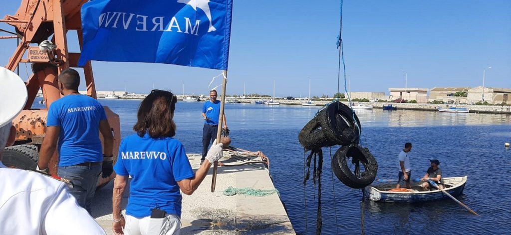 a-marsala-raccolti-in-mare-2-500-kg-di-pneumatici-fuori-uso-grazie-a-marevivo-ed-ecotyre