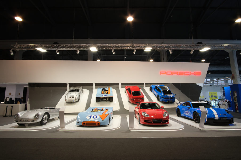 auto-e-moto-depoca-2021-foto-visitatori-auto-numeri