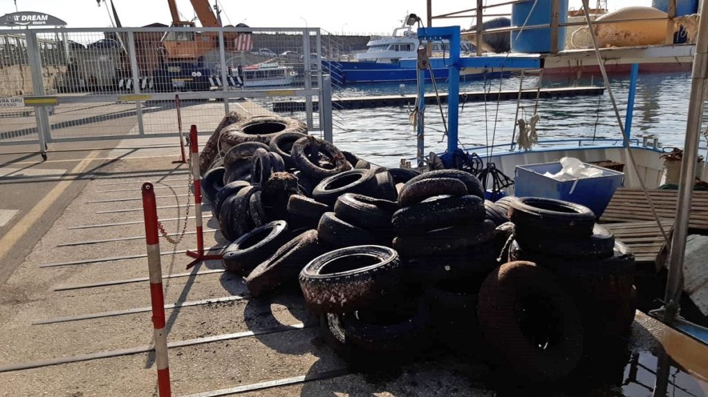 a-napoli-raccolte-in-mare-e-avviate-al-corretto-recupero-100-gomme-usate