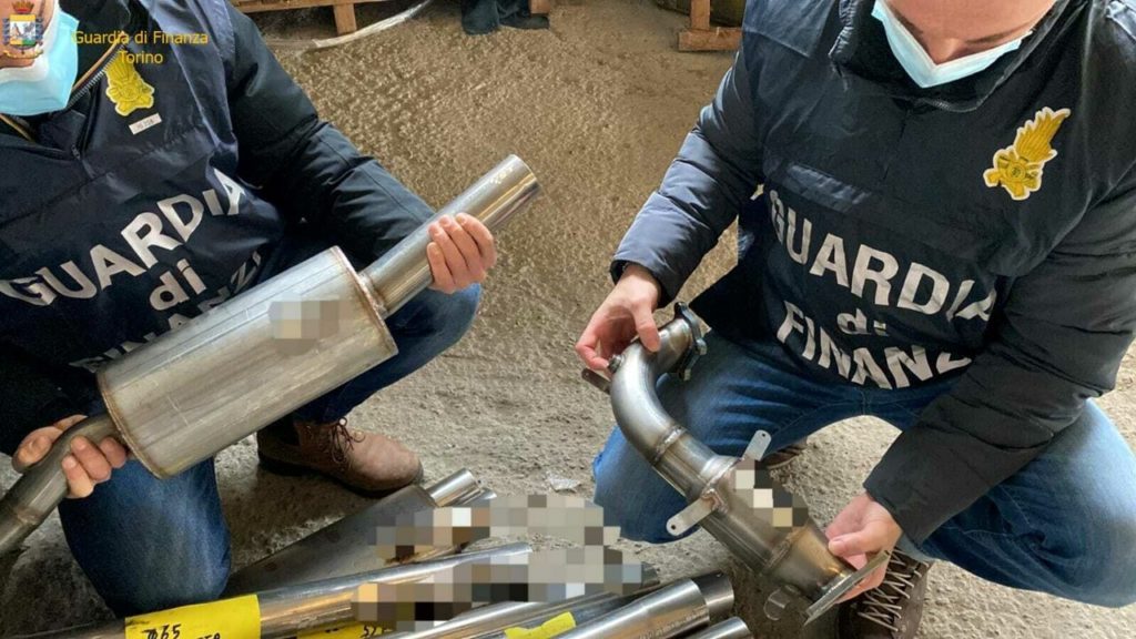 maxi-frode-da-oltre-2-milioni-di-euro-producevano-componenti-per-auto-falsi