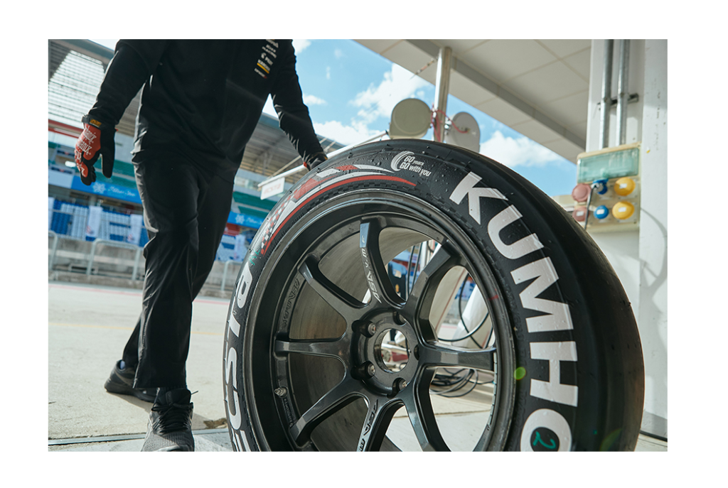 kumho-tire-sviluppa-pneumatici-su-misura-per-le-competizioni-tcr