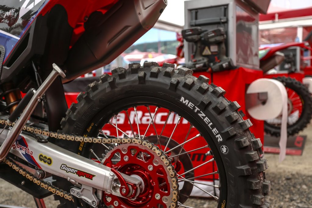 metzeler-celebra-le-vittorie-di-verona-garcia-persson-e-edmondson-allenduro-gp-ditalia