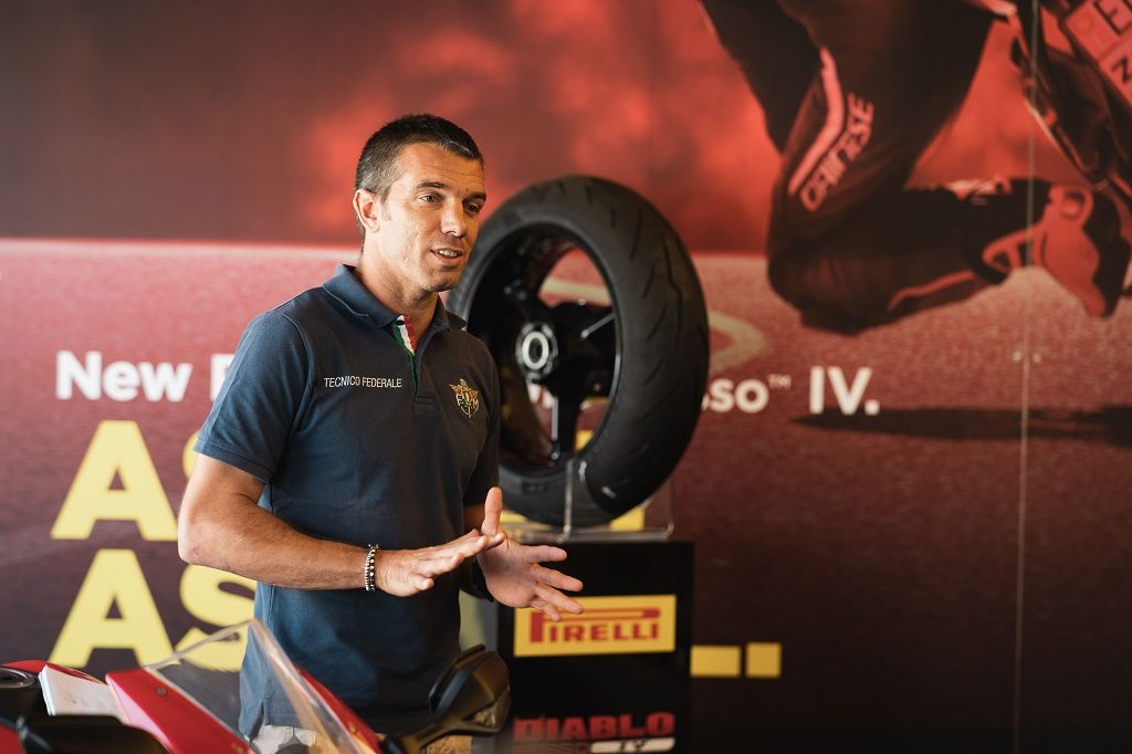 la-federazione-motociclistica-italiana-laurea-i-collaudatori-moto-pirelli-campioni-in-sicurezza