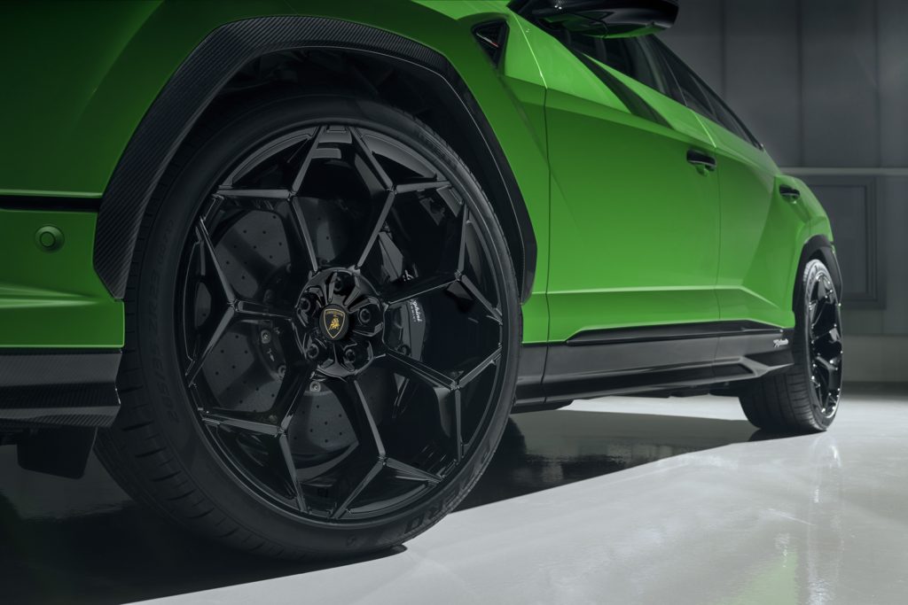 pirelli-p-zero-trofeo-r-lamborghini-urus-performante-pikes-peak