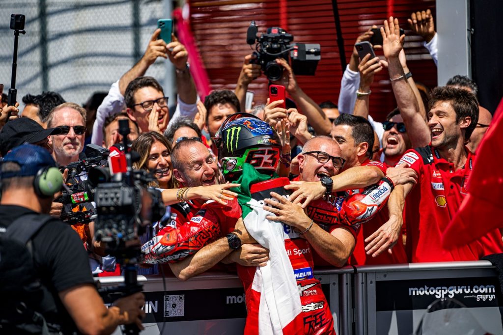 bagnaia-corona-un-weekend-perfetto-al-mugello-dominando-il-gp-di-casa-e-ottenendo-la-terza-vittoria-stagionale-bastianini-chiude-in-nona-posizione