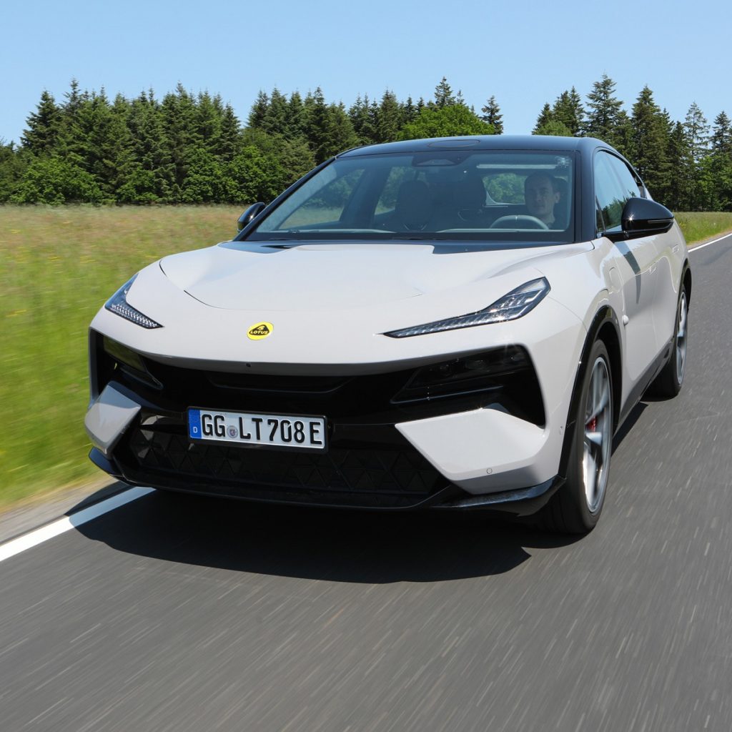 pirelli-elect-sul-primo-hyper-suv-elettrico-lotus-eletre