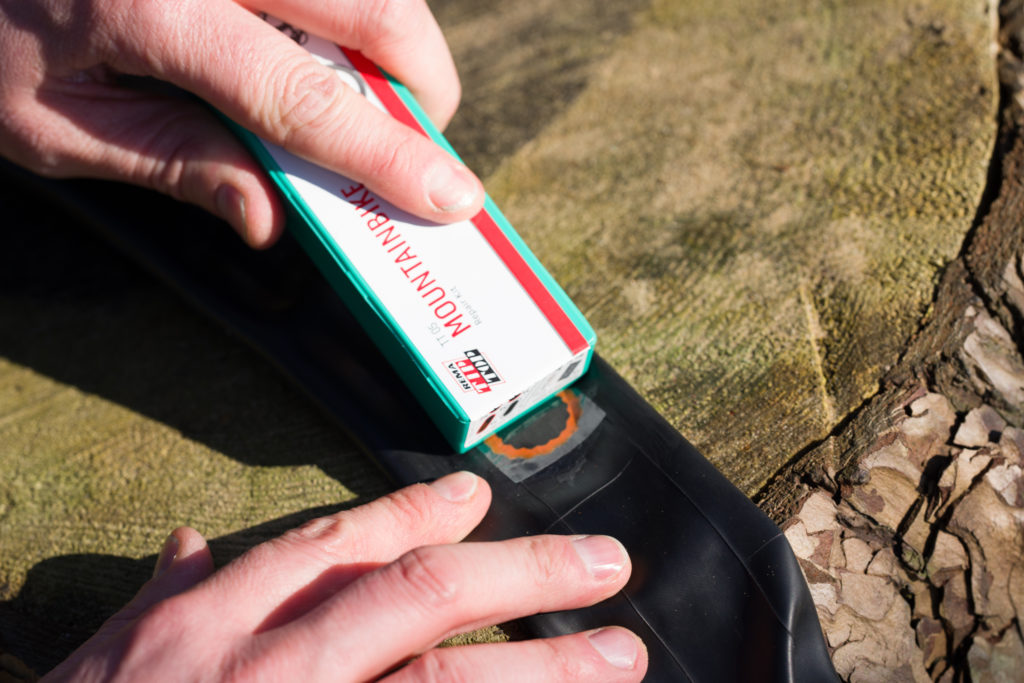 foratura-pneumatico-bici-rema-tip-top-riparare-camere-daria-forate