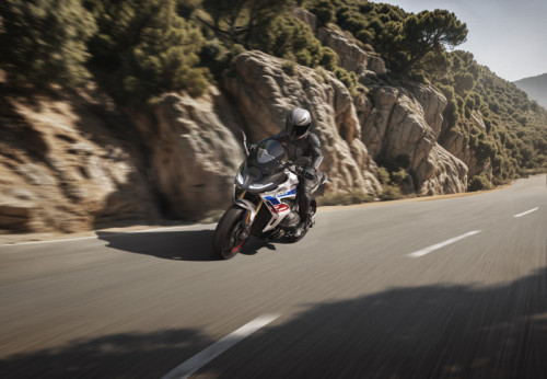 BMW sceglie i pneumatici sportivi e sport touring Dunlop per le nuove R1300R e R1300RS moto gomme motocicletta