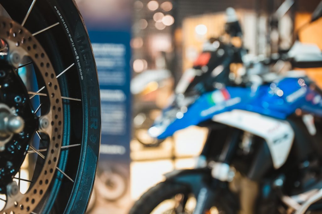 metzeler-protagonista-a-motor-bike-expo-2026-in-vetrina-sportec-01-sportec-01-rs-karoo-4-street-e-la-rarissima-vyrus-alyen