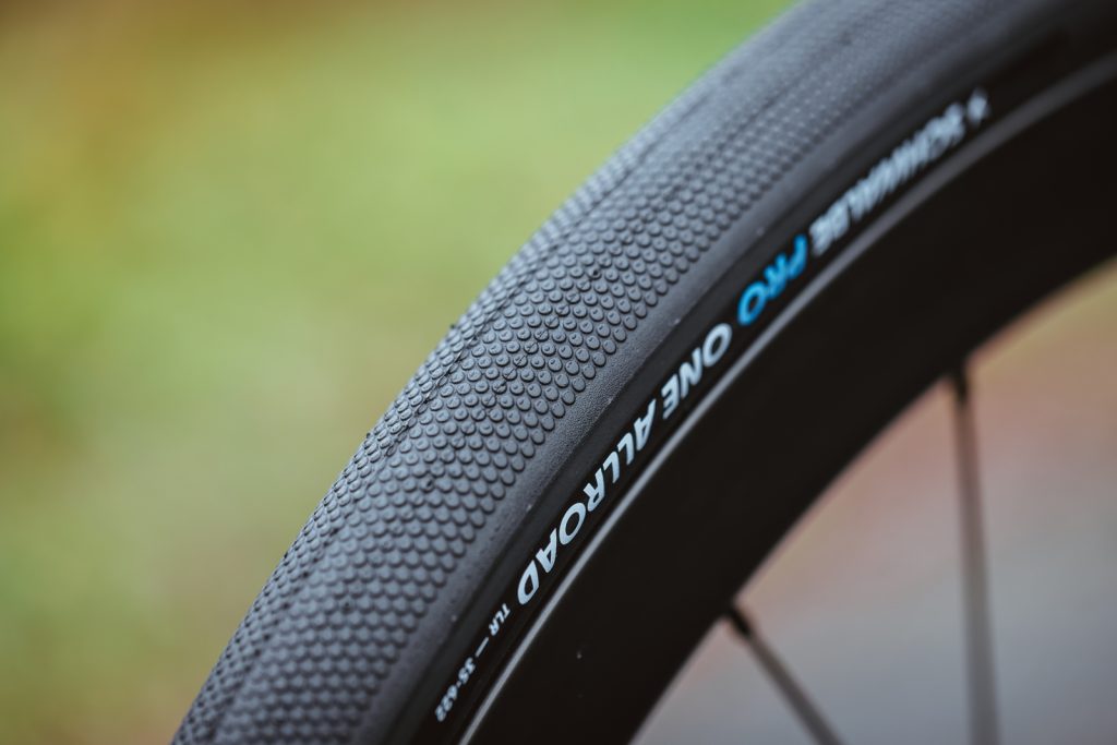 schwalbe-amplia-i-propri-orizzonti-arrivano-i-nuovi-pneumatici-gravel-da-competizione-e-il-versatile-pro-one-allroad