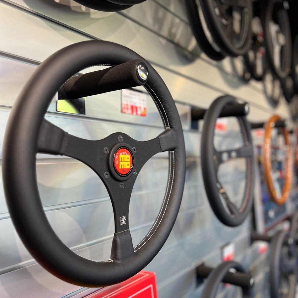 momo-catalogo-volanti-2026-sim-racing-logitech