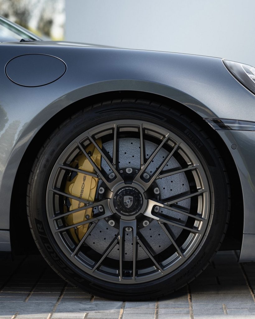 pirelli-p-zero-r-il-nuovo-pneumatico-su-misura-per-la-porsche-911-turbo-s-da-711-cv