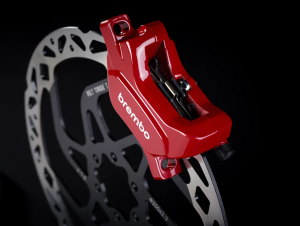 Brembo amplia la propria presenza nel segmento del ciclismo off road con GR PRO, un ecosistema frenante completo progettato per le moderne mountain bike e ispirato al DNA racing dell’azienda.