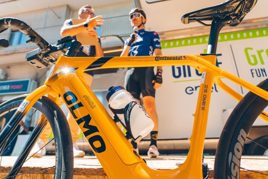 continental-e-sponsor-della-maglia-arancio-blind-chrono-e-official-team-del-giro-e-2026
